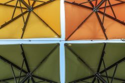 Interior de parasoles de colores 